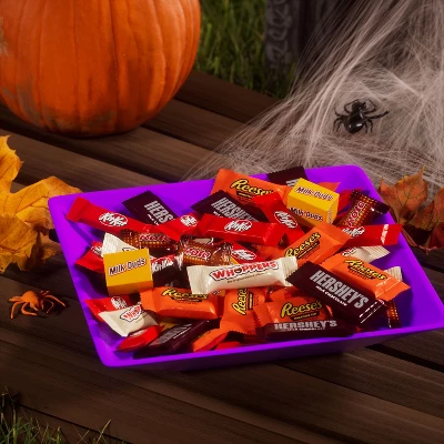 HERSHEY'S Chocolate Assorted Halloween Candy Miniatures - 51.03oz/165pc 2 HERSHEY'S Chocolate Assorted Halloween Candy Miniatures - 51.03oz/165pc - Image 2